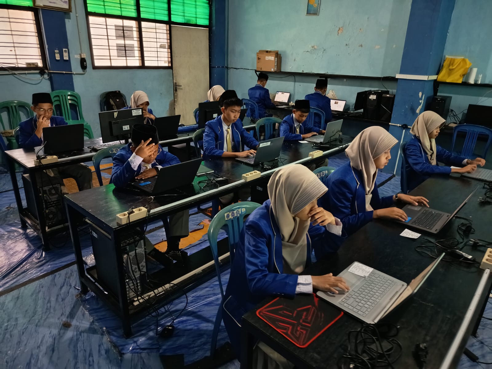 ANBK Hari Kedua di SMPIT Harapan Bunda: Mengasah Logika dan Literasi Sosial