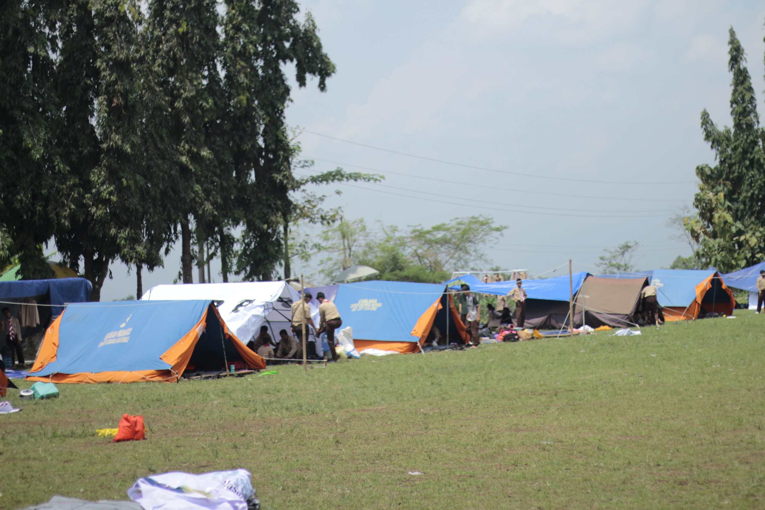 Belajar Mandiri Lewat Tiang dan Pasak Tenda