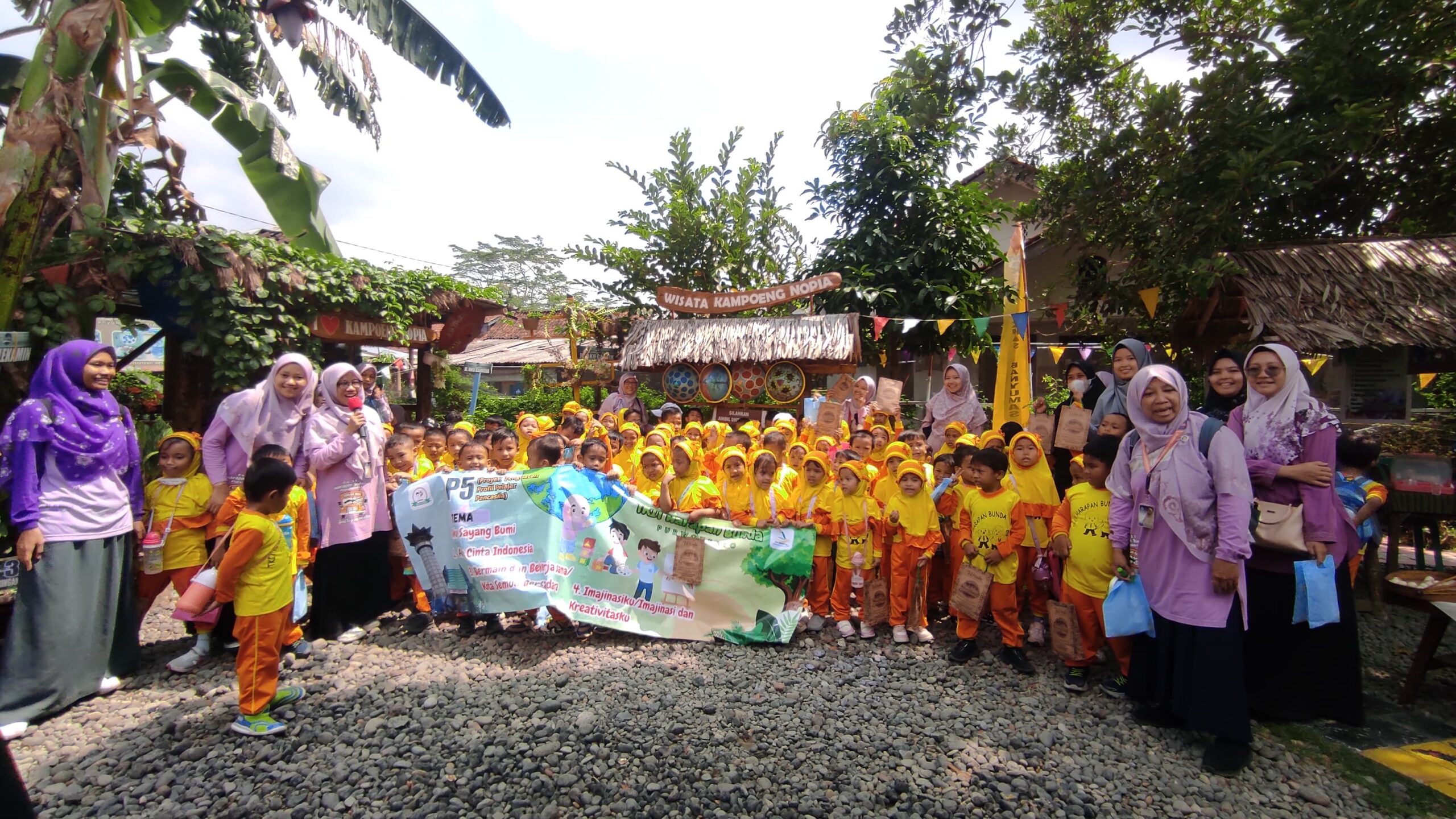 Menumbuhkan Cinta Jajanan Khas Daerah, Puncak Tema P5 TKIT Harapan Bunda Kunjungi Kampung Nopia