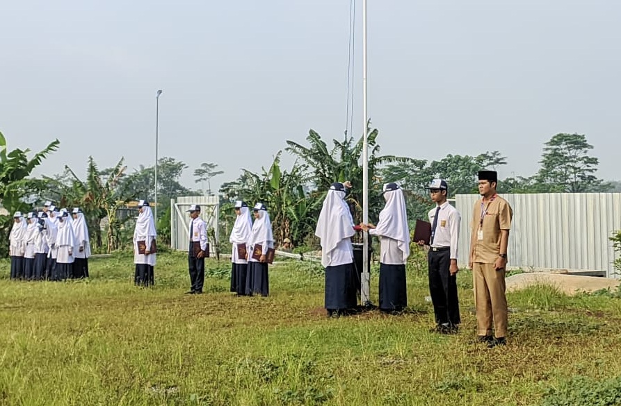 Tekankan Adab dan Pergaulan, Upacara Bendera di SMPIT Harapan Bunda Jadi Penguatan Karakter Siswa