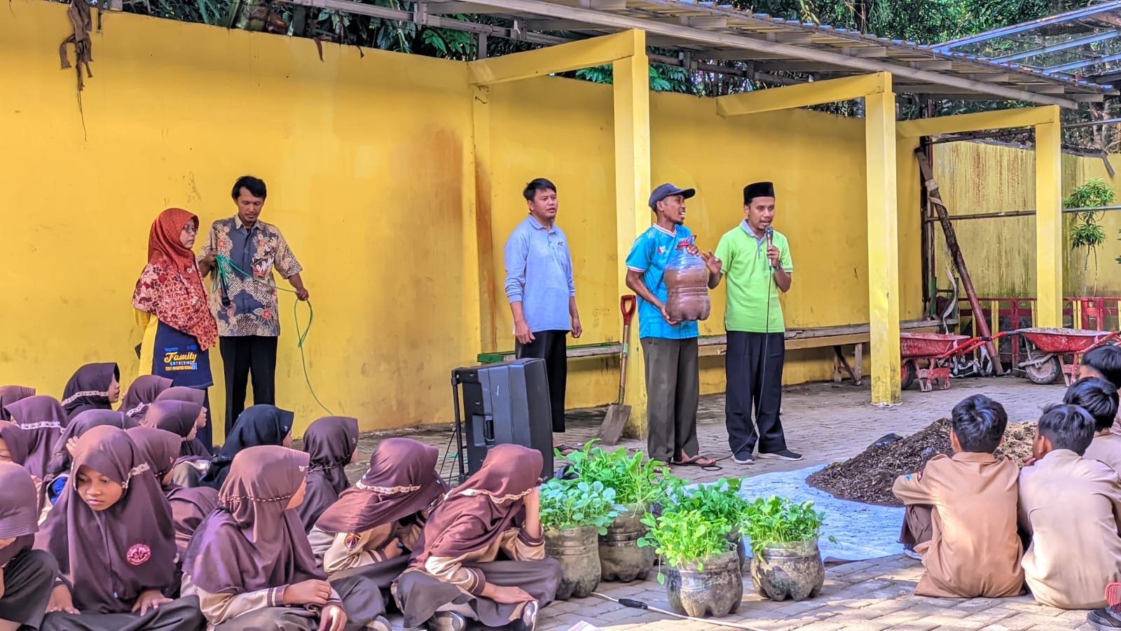 Classmeeting Hari Kedua SDIT Harapan Bunda Purwokerto: Siswa Level 3–5 Belajar Menanam Sayuran di Polibag