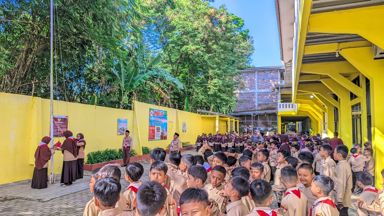 Upacara Gabungan Buka Latihan Pramuka, SDIT Harapan Bunda Purwokerto Terima Anggota Baru Golongan Siaga