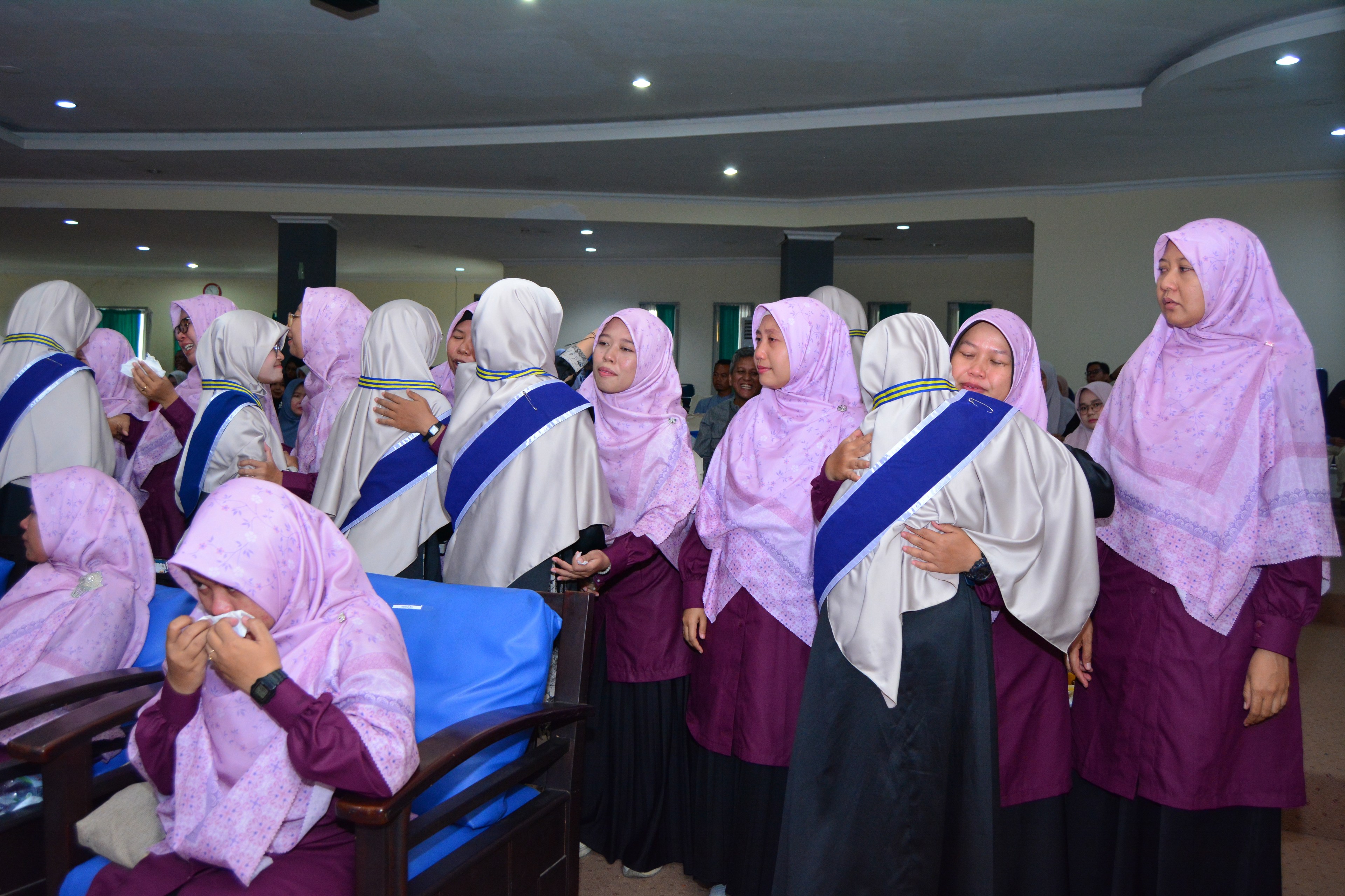 Tangis Haru Iringi Persembahan Lagu untuk Ayah, Ibu, dan Guru di Akhirussanah SMP IT Harapan Bunda