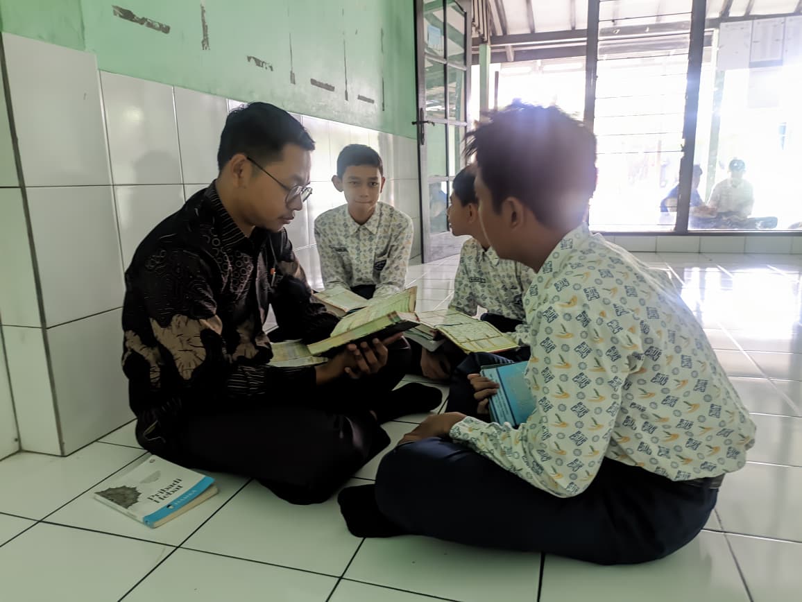 Sebelum Memulai Pelajaran, Siswa SMPIT Harapan Bunda Membuka Hari dengan Al-Qur’an