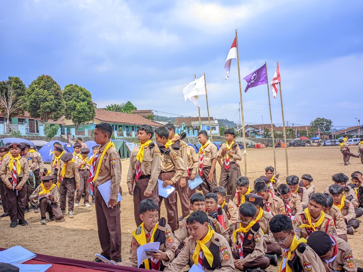 Siswa Kelas 8 SMP IT Harapan Bunda Belajar dari Masyarakat Desa Glempang